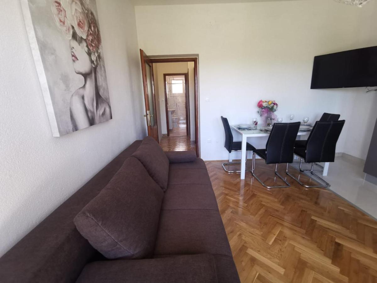 Apartments Mila Kastela Bagian luar foto