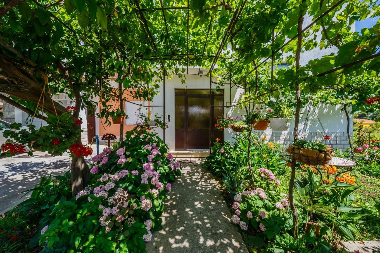 Apartments Mila Kastela Bagian luar foto