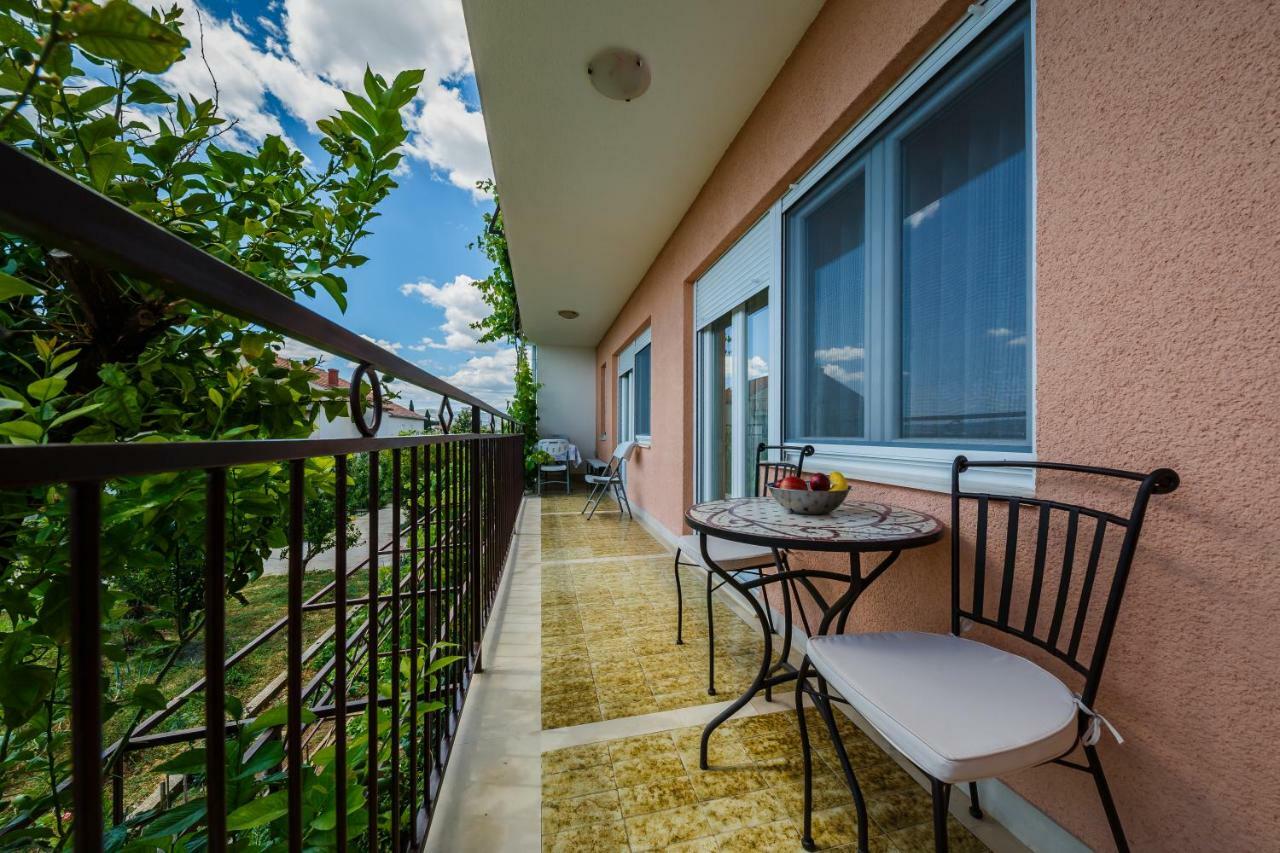 Apartments Mila Kastela Bagian luar foto